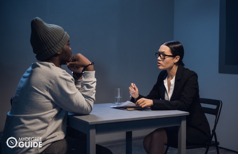 forensic psychologist interviewing a suspect 