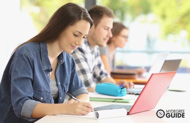 students taking Associate's Degree Online