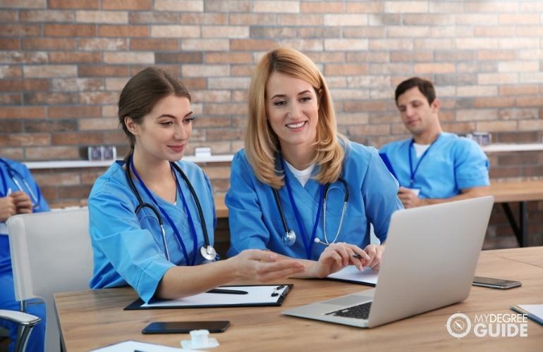 nursing students studying online