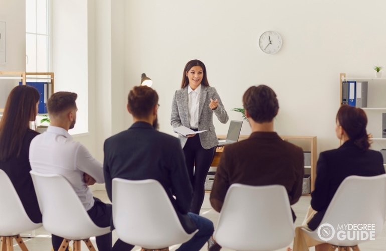 IO Psychologist meeting with company's employees