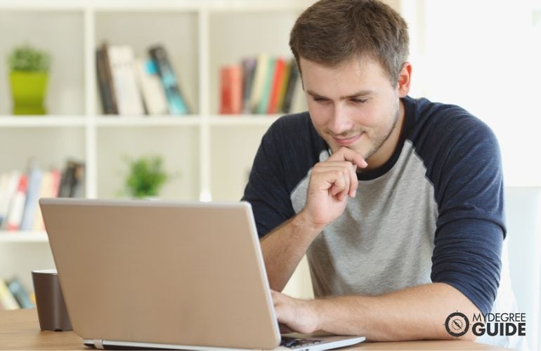 student getting his bachelor's degree online